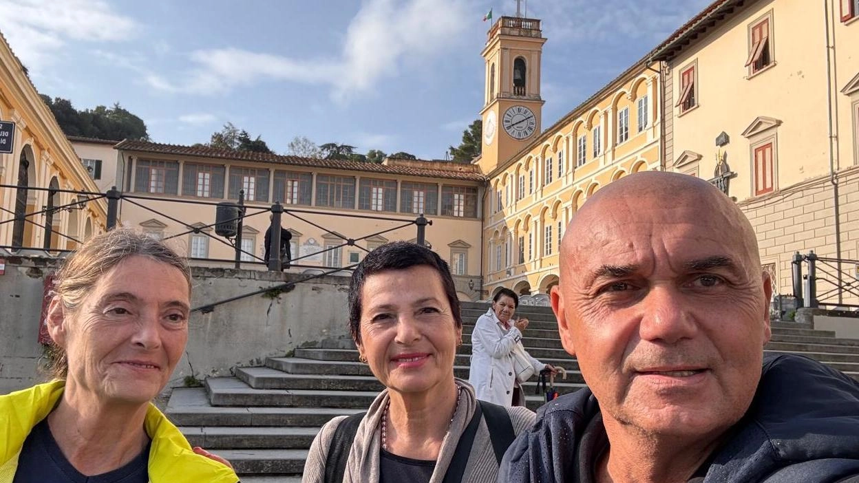 Da sinistra Paola Carloni, Elisabetta Rossi e Simone Massetani, i volontari della Misericordia arrivati a piedi a Montenero da Santa Maria a Monte Da sinistra Paola Carloni, Elisabetta Rossi e Simone Massetani, i volontari della Misericordia arrivati a piedi a Montenero da Santa Maria a Monte
