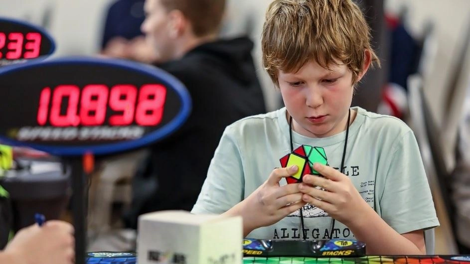 Una gara con il cubo di Rubik. Per i 50 anni del rompicapo più famoso, nel weekend al centro sportivo di Bagnolo si terrà lo «Speedcubing 2024» con 120 partecipanti Una gara con il cubo di Rubik. Per i 50 anni del rompicapo più famoso, nel weekend al centro sportivo di Bagnolo si terrà lo «Speedcubing 2024» con 120 partecipanti