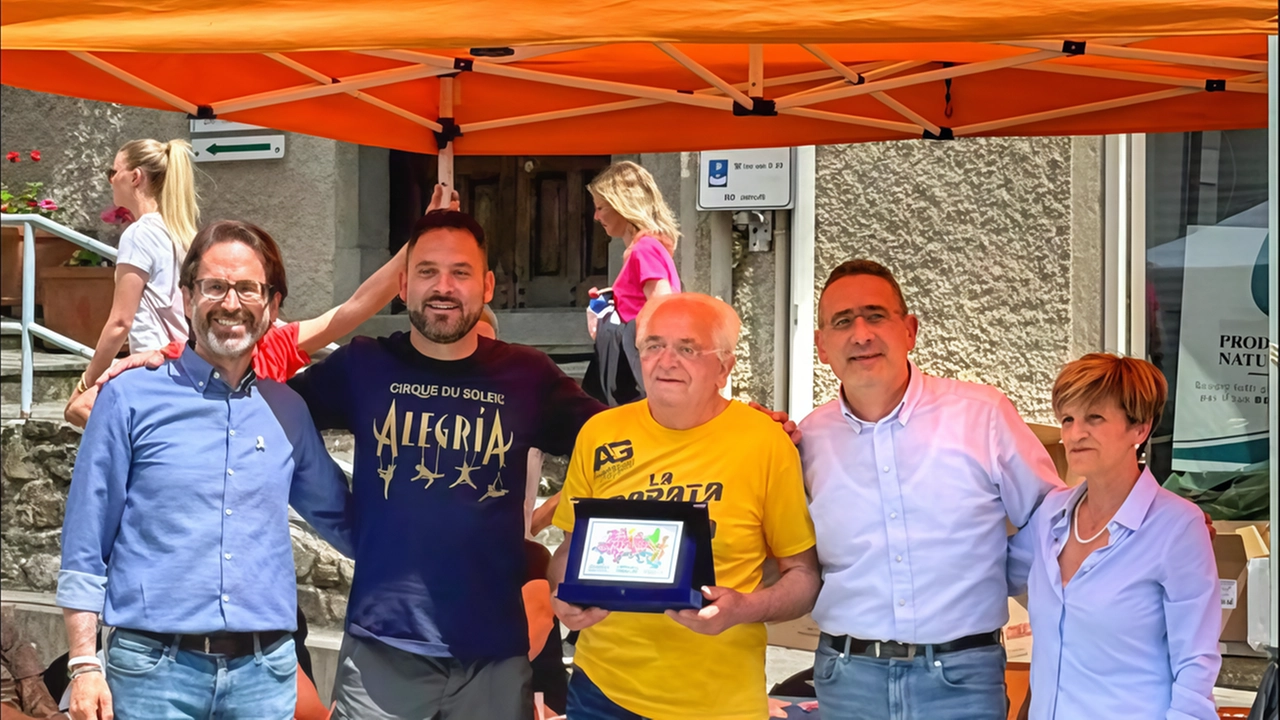 Il consigliere regionale Mario Puppa e gli organizzatori della festa dell’azalea a Camporgiano Il consigliere regionale Mario Puppa e gli organizzatori della festa dell’azalea a Camporgiano