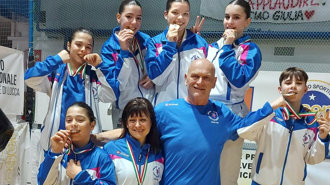 Lo Spazio Sport di Forte dei Marmi trionfa alla Coppa Carnevale Csen di karate a Viareggio, con sei medaglie d'oro e il Trofeo Romani. Partecipanti da tutta Italia.