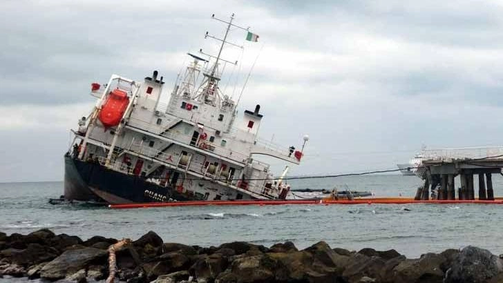 La Guang Rong, incagliata davanti al pontile di Marina di Massa dal 28 gennaio