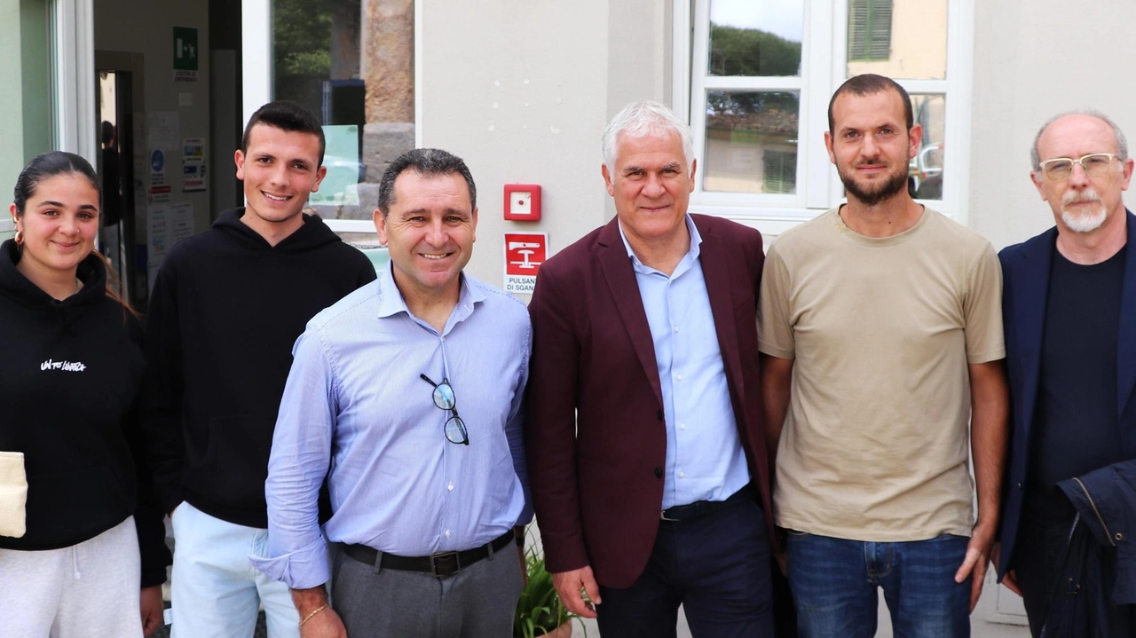 Il presidente Pierucci, al centro, con docenti e dirigente scolastico