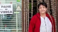 Andreina Quartieri sulla porta d’ingresso del suo panificio a Vinca Andreina Quartieri sulla porta d’ingresso del suo panificio a Vinca