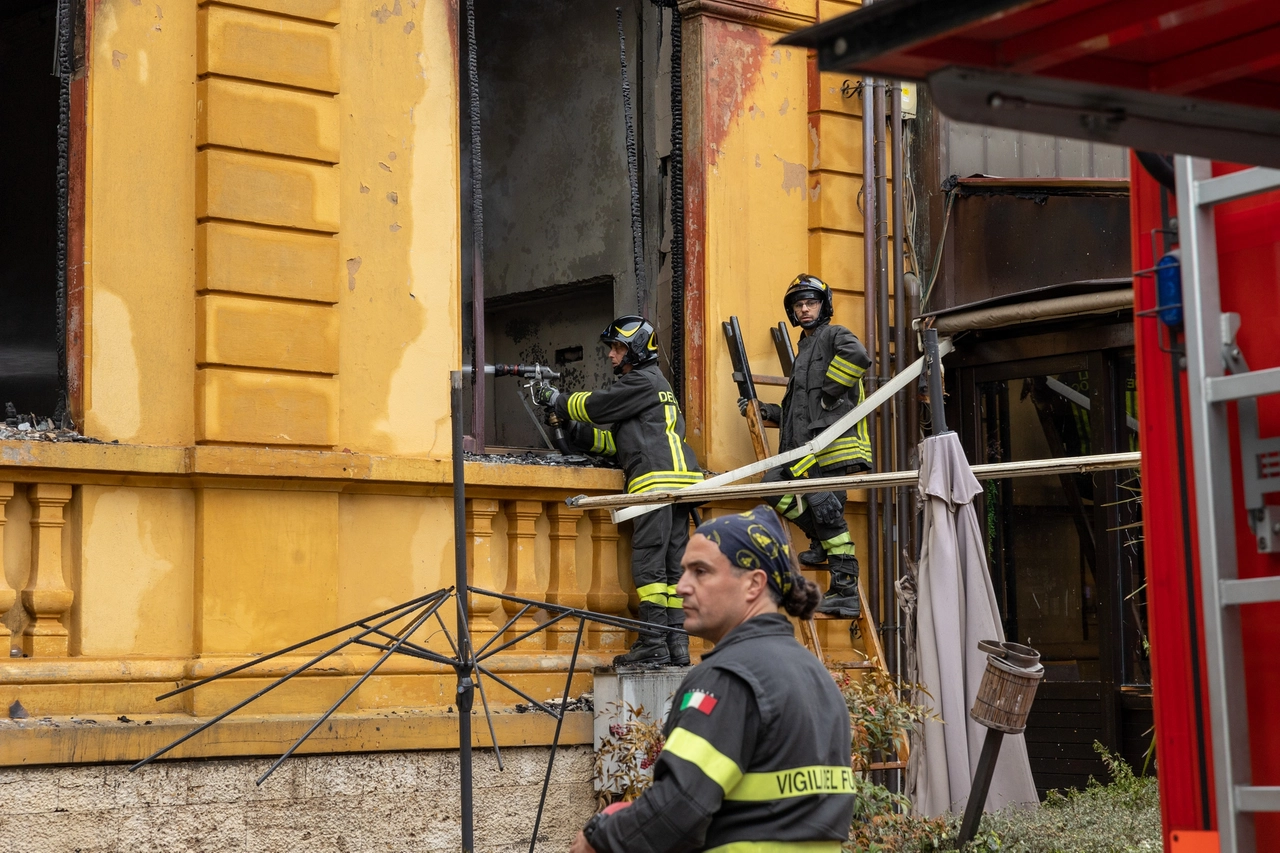 Vigili del fuoco dentro la struttura del Kursaal distrutta (Goiorani)
