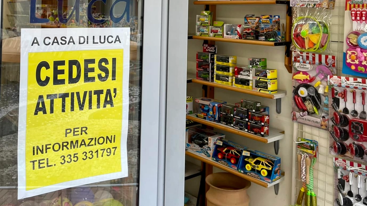 Il cartellone affisso alla porta della cartoleria diventata punto di riferimento per il paese e le famiglie Il cartellone affisso alla porta della cartoleria diventata punto di riferimento per il paese e le famiglie