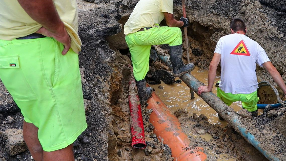 I cantieri di Publiacqua alla Serra vanno avanti da mesi. La ditta che sta effettuando i lavori ha chiesto una proroga fino al 31 ottobre per la chiusura del tratto di strada compreso tra via Binda e l’intersezione con via Traversa di Carmignano I cantieri di Publiacqua alla Serra vanno avanti da mesi. La ditta che sta effettuando i lavori ha chiesto una proroga fino al 31 ottobre per la chiusura del tratto di strada compreso tra via Binda e l’intersezione con via Traversa di Carmignano