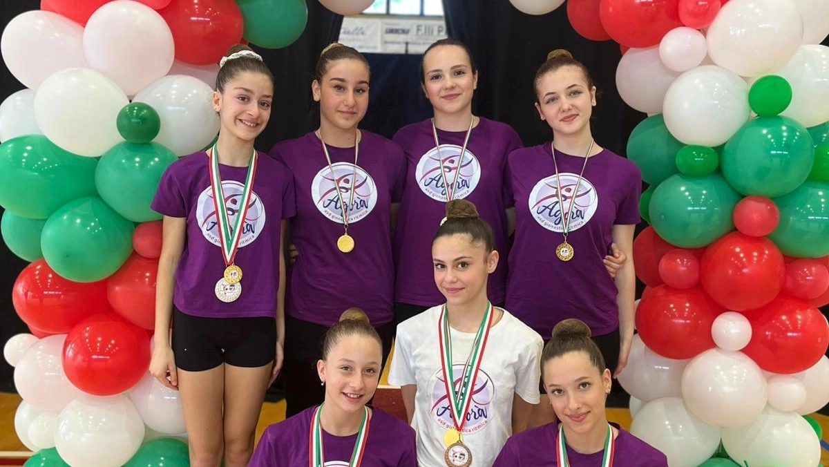 Le ginnaste dell’asd Agorà impegnate a Bellaria. Ad accompagnarle in gara c’erano la direttrice tecnica Chiara Camuffo e la tecnica Virginia Agnorelli Le ginnaste dell’asd Agorà impegnate a Bellaria. Ad accompagnarle in gara c’erano la direttrice tecnica Chiara Camuffo e la tecnica Virginia Agnorelli