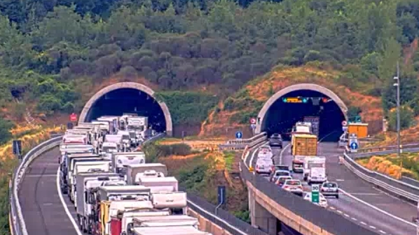 Incidente in A1, tre morti: scontro tra camion e auto, Italia divisa in due. Tratto chiuso poi riaperto
