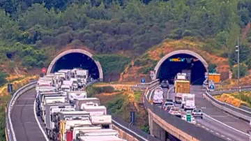 Incidente in A1, tre morti: scontro tra camion e auto, Italia divisa in due. Tratto chiuso poi riaperto
