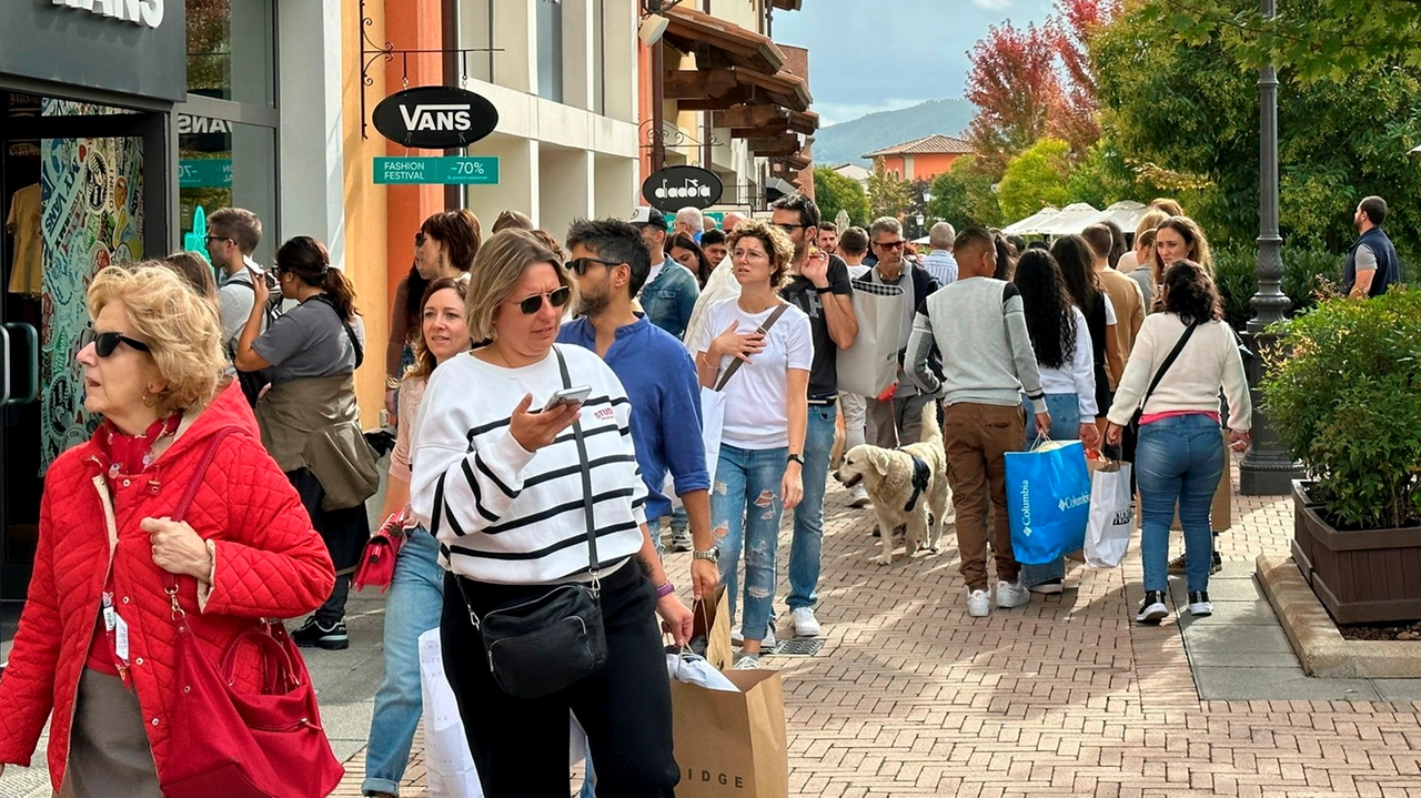 Ricerca di 75 nuove figure professionali, per numerosi negozi, tra questi Adidas, Calvin Klein, Calzedonia, Karl Lagerfeld, Levi’s Ricerca di 75 nuove figure professionali, per numerosi negozi, tra questi Adidas, Calvin Klein, Calzedonia, Karl Lagerfeld, Levi’s