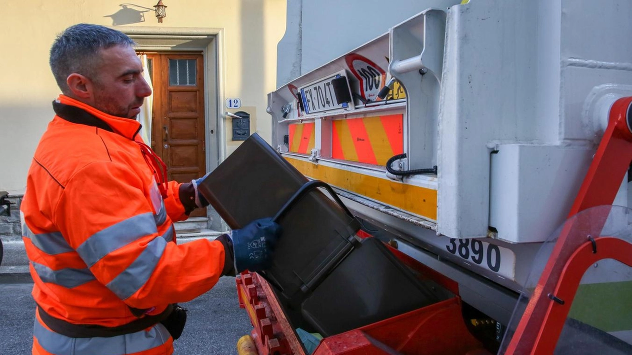 Un operatore impegnato nel servizio di ritiro della spazzatura. Il Comune ha rigettato la proposta finanziaria elaborata dall’Ato dei rifiuti della provincia (. foto di repertorio