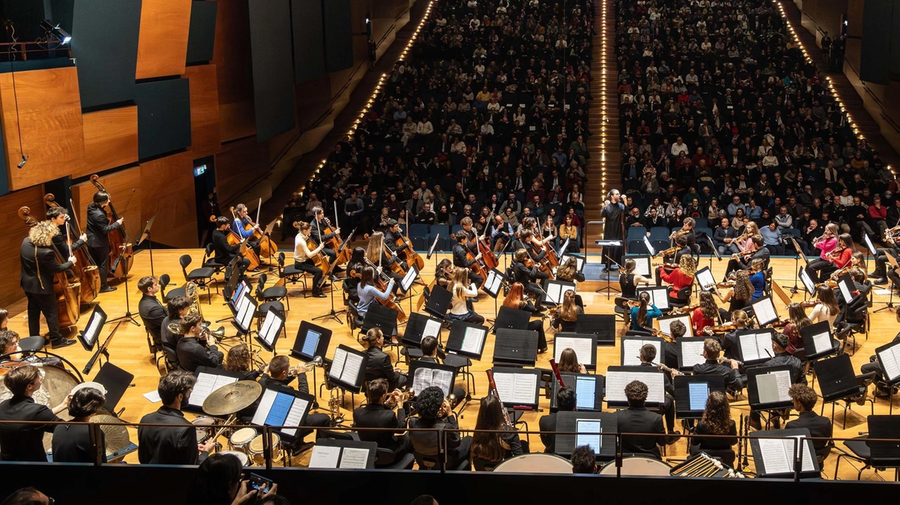 Dodici titoli, due cicli sinfonici, altri numerosi concerti e il balletto con Roberto Bolle. Fuortes: "Tutto è orientato al linguaggio contemporaneo". E Mehta festeggia i 90 anni. Dodici titoli, due cicli sinfonici, altri numerosi concerti e il balletto con Roberto Bolle. Fuortes: "Tutto è orientato al linguaggio contemporaneo". E Mehta festeggia i 90 anni.