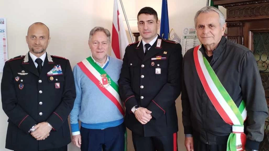 Il nuovo arrivato, il comandante Denevi, accolto dai sindaci di Aulla,, Roberto Valettini e di Podenzana, Maurizio Varese, ieri in Comune Il nuovo arrivato, il comandante Denevi, accolto dai sindaci di Aulla,, Roberto Valettini e di Podenzana, Maurizio Varese, ieri in Comune