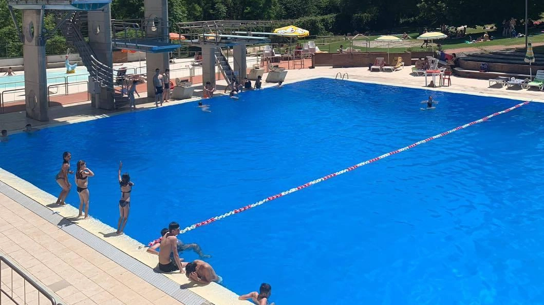 I trampolini nella piscina di Colle: domenica pomeriggio un ragazzo di 21 anni è finito in ospedale dopo un tuffo da 5 metri I trampolini nella piscina di Colle: domenica pomeriggio un ragazzo di 21 anni è finito in ospedale dopo un tuffo da 5 metri