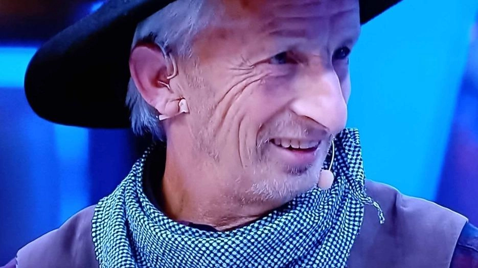 Giuseppe, dipendente comunale di Casola e volontario della squadra di Protezione civile, nella finale di Natale con Amadeus su ‘Nove’ Giuseppe, dipendente comunale di Casola e volontario della squadra di Protezione civile, nella finale di Natale con Amadeus su ‘Nove’
