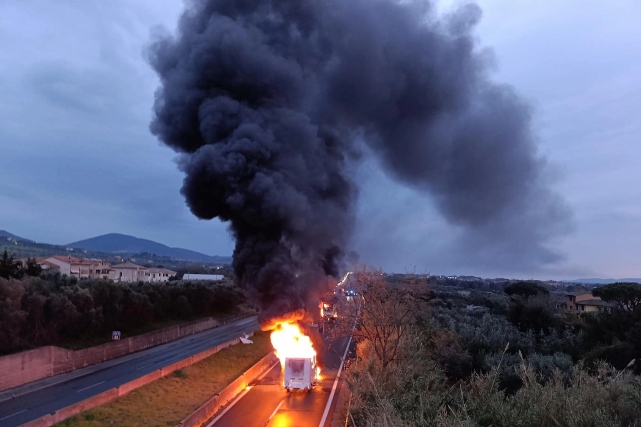 I veicoli in fiamme dopo l'assalto ai portavalori sulla Variante Aurelia a San Vincenzo