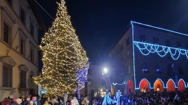Un momento dell’accensione dell’albero di Natale nel. 2023 (fotocastellani) Quest’anno le polemiche sull’organizzazione divampano Un momento dell’accensione dell’albero di Natale nel. 2023 (fotocastellani) Quest’anno le polemiche sull’organizzazione divampano