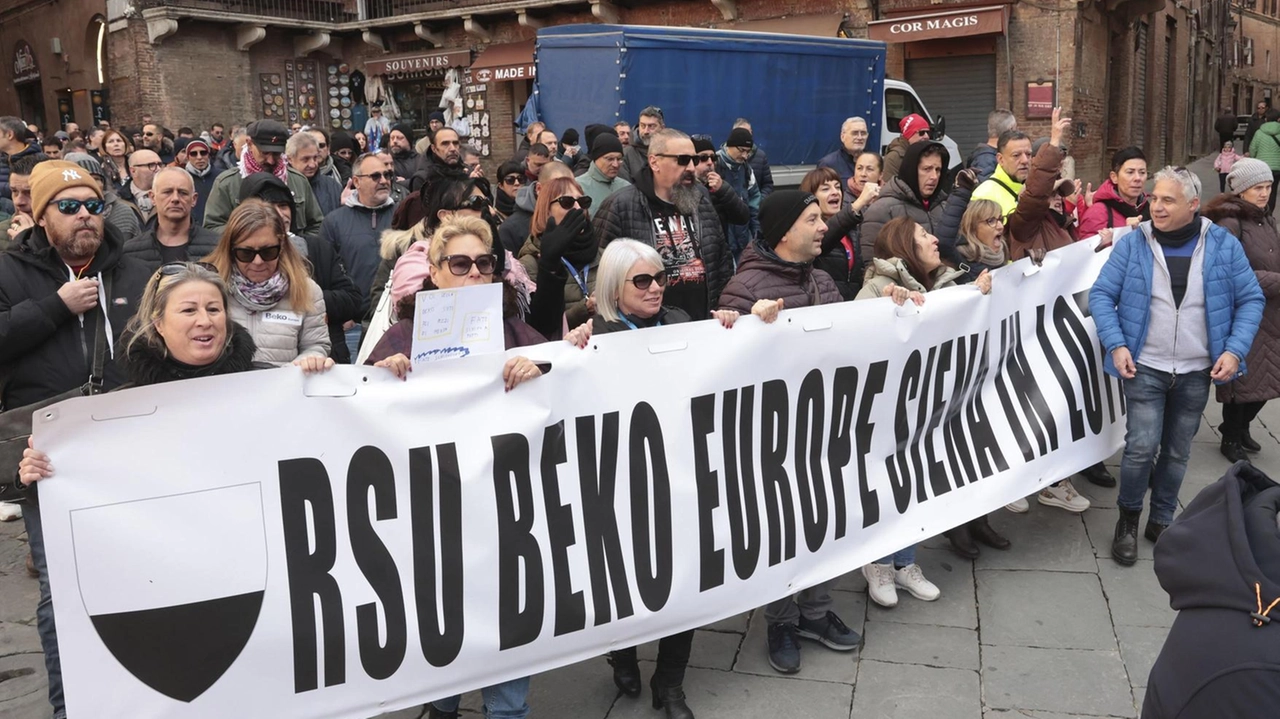 L’urlo dei 299 operai ieri mattina in corteo per le strade del centro. I sindacati: "La politica deve prendersi la responsabilità economica e sociale". L’urlo dei 299 operai ieri mattina in corteo per le strade del centro. I sindacati: "La politica deve prendersi la responsabilità economica e sociale".