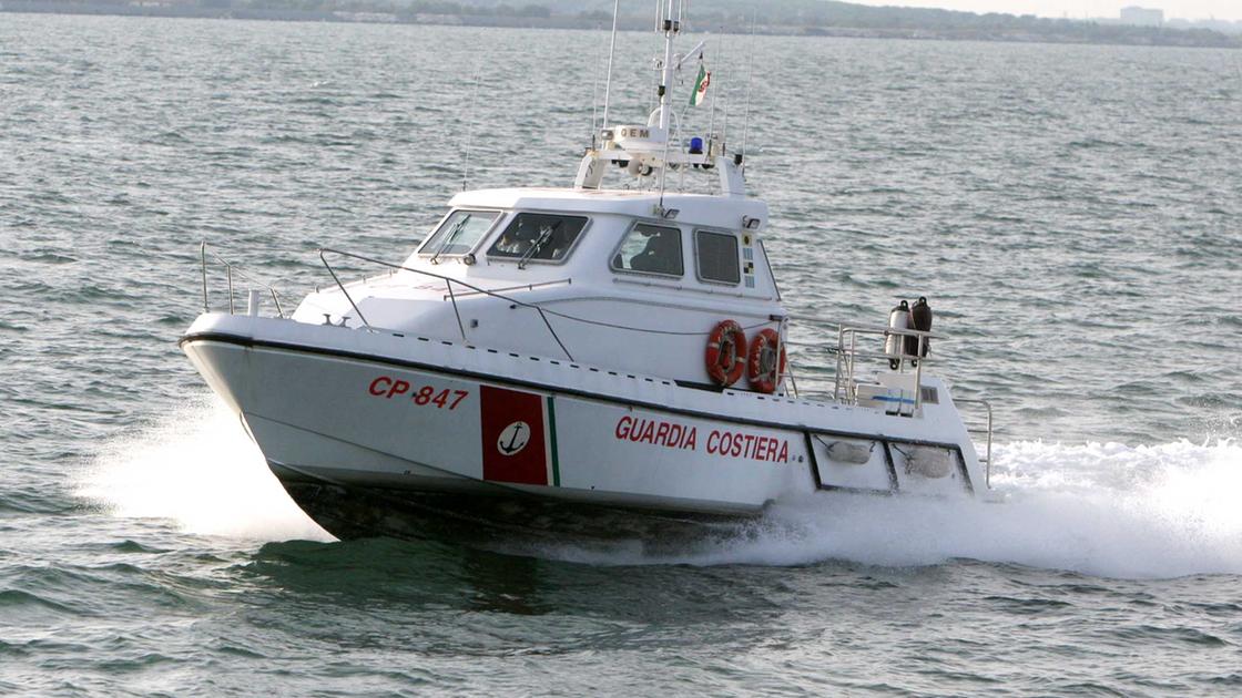Donna morta in mare. In ospedale l’uomo che era con lei. Una barca lancia l’allarme Donna morta in mare. In ospedale l’uomo che era con lei. Una barca lancia l’allarme