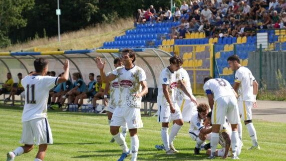 L’esultanza del San Donato Tavarnelle che inizia il campionato con un successo L’esultanza del San Donato Tavarnelle che inizia il campionato con un successo