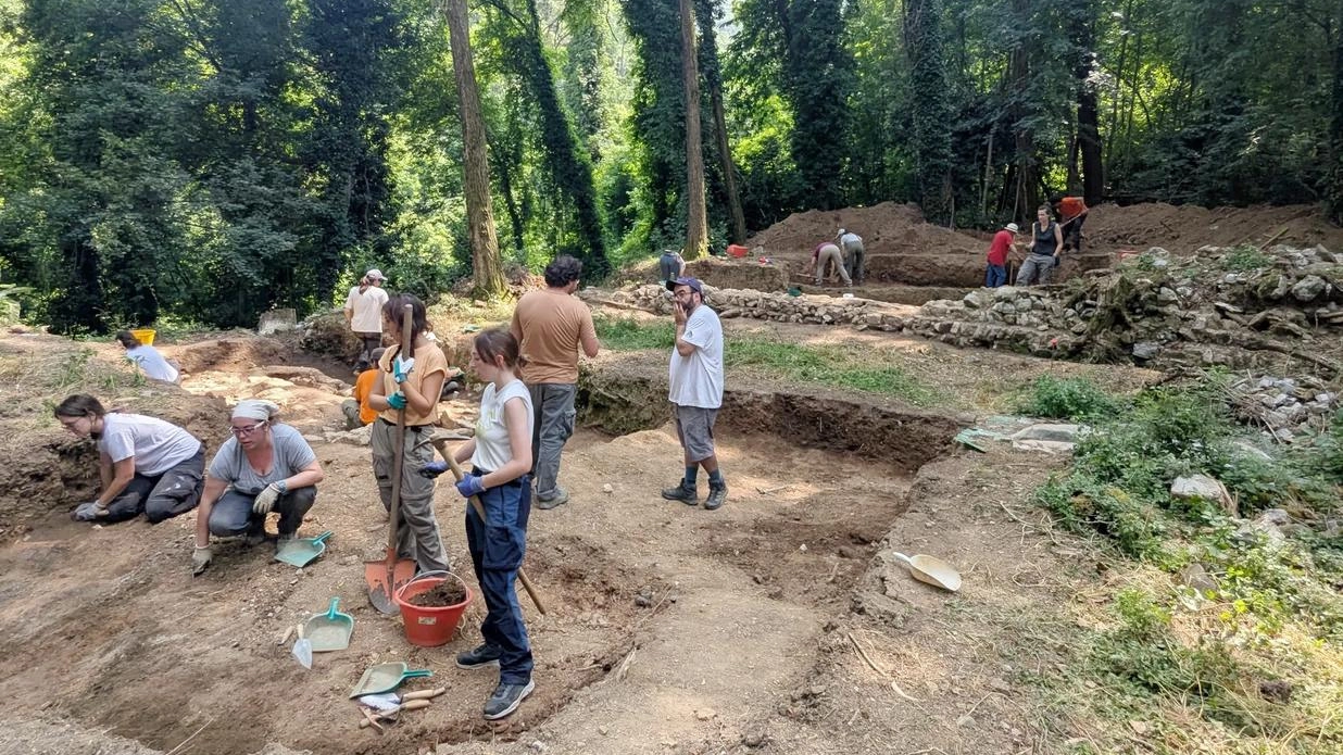 I ricercatori della Divisione di Paleopatologia dell’Università di Pisa impegnati con alcuni studenti negli scavi alla Pieve di San Cassiano I ricercatori della Divisione di Paleopatologia dell’Università di Pisa impegnati con alcuni studenti negli scavi alla Pieve di San Cassiano