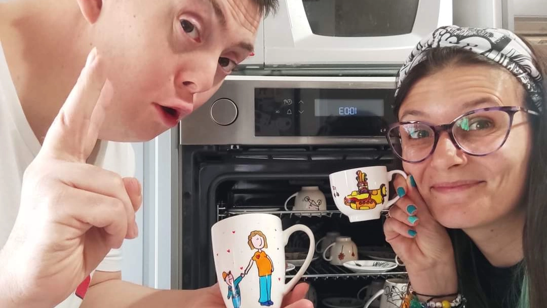 Sergio e Giulia mostrano orgogliosi una delle loro ultime creazioni Sergio e Giulia mostrano orgogliosi una delle loro ultime creazioni