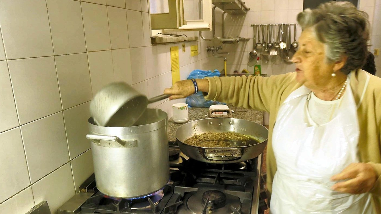 Un giorno alla mensa dei poveri per conoscere meglio una realtà di solidarietà e inclusione. La parrocchia di Sant’Antonio dal 1983 garantisce due pasti caldi a chi non se li può permettere.