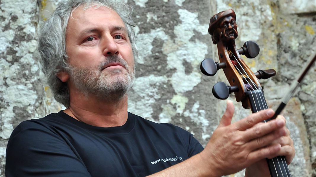 Il violoncellista Mario Brunello sarà protagonista della 28ª edizione di "Elba Isola Musicale d’Europa", esibendosi in due concerti all'Isola d'Elba. Con una carriera di prestigio internazionale, Brunello si esibirà in solitudine e in ensemble con altri musicisti di fama. Il violoncellista Mario Brunello sarà protagonista della 28ª edizione di "Elba Isola Musicale d’Europa", esibendosi in due concerti all'Isola d'Elba. Con una carriera di prestigio internazionale, Brunello si esibirà in solitudine e in ensemble con altri musicisti di fama.