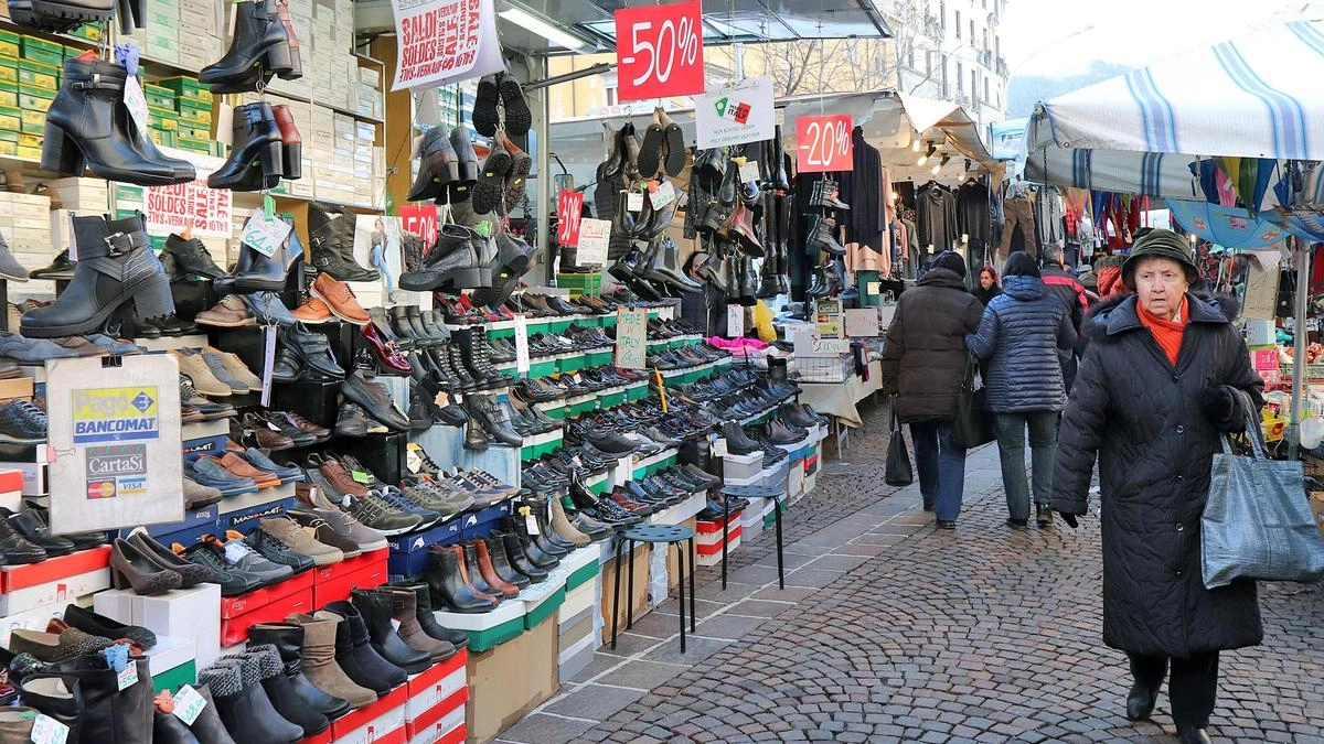 Nella foto d’archivio, ambulanti a un mercato delle merci