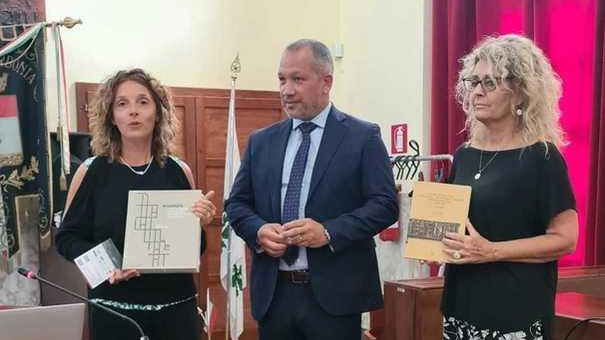 Un momento del convegno che si è svolto a Carbonia insieme alla sindaca Marconi sul villaggio minerario di Niccioleta Un momento del convegno che si è svolto a Carbonia insieme alla sindaca Marconi sul villaggio minerario di Niccioleta