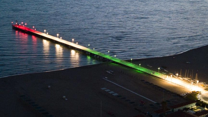 Il pontile illuminato con il tricolore