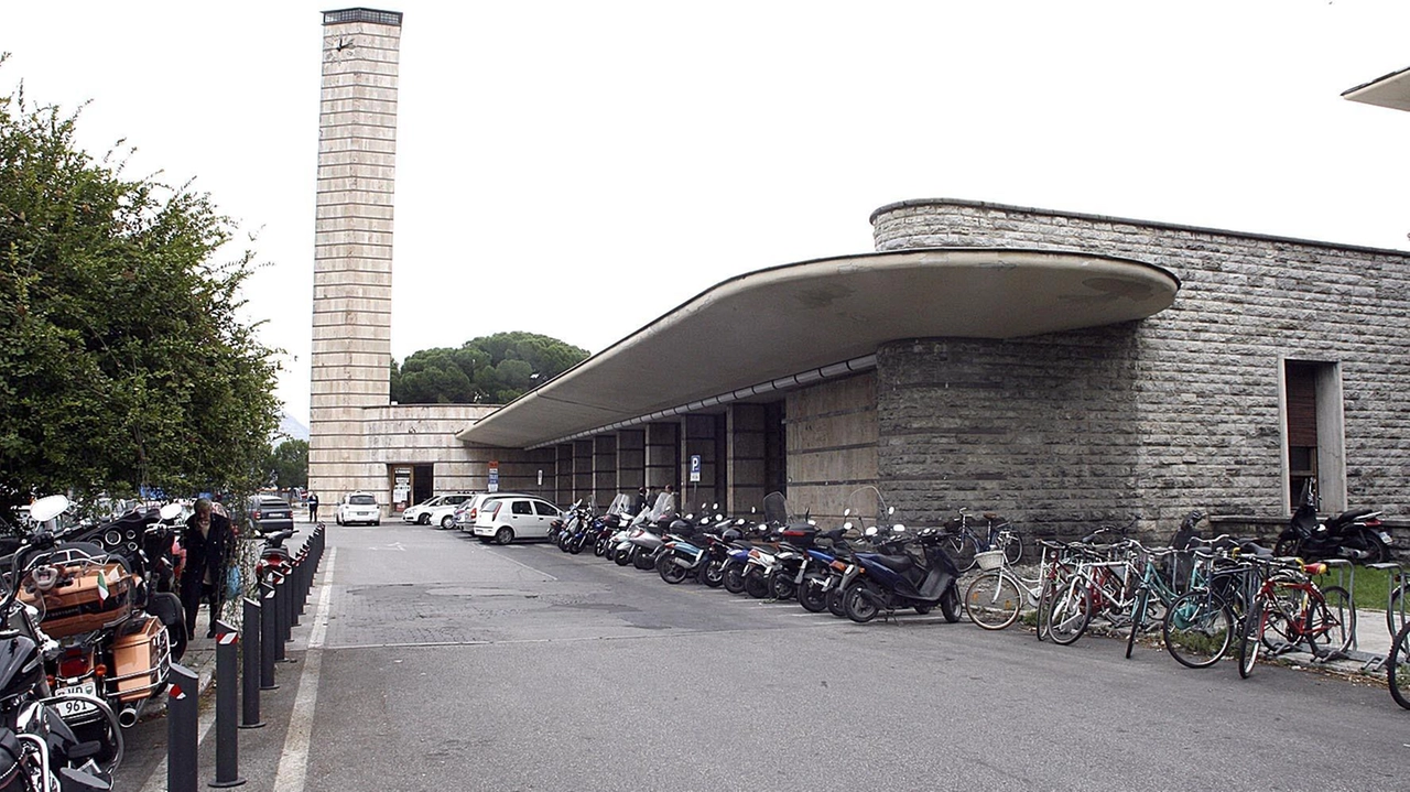 Dalla stazione di Montecatini sono partiti bus navetta per Firenze e per Altopascio Dalla stazione di Montecatini sono partiti bus navetta per Firenze e per Altopascio