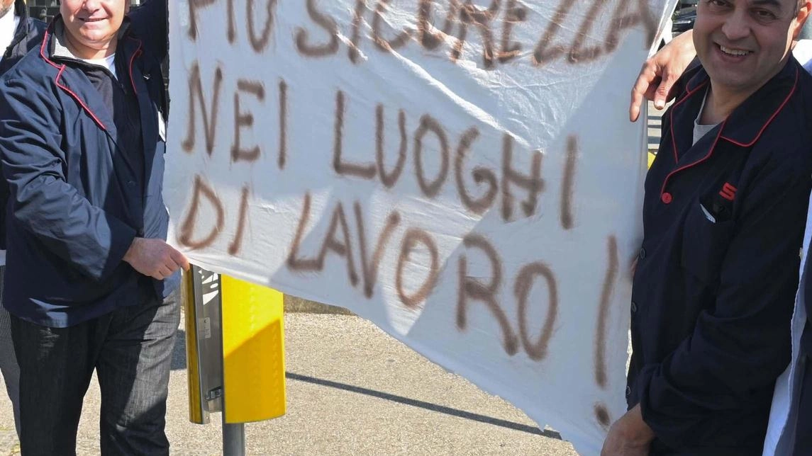 Uno scatto del presidio di ieri mattina davanti all’Esselunga di via Canova