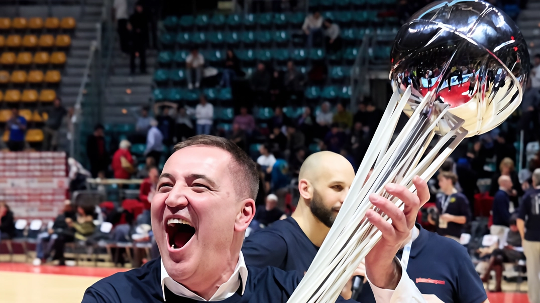 Alessandro Lulli con la Coppa Italia vinta al PalaDozza Alessandro Lulli con la Coppa Italia vinta al PalaDozza