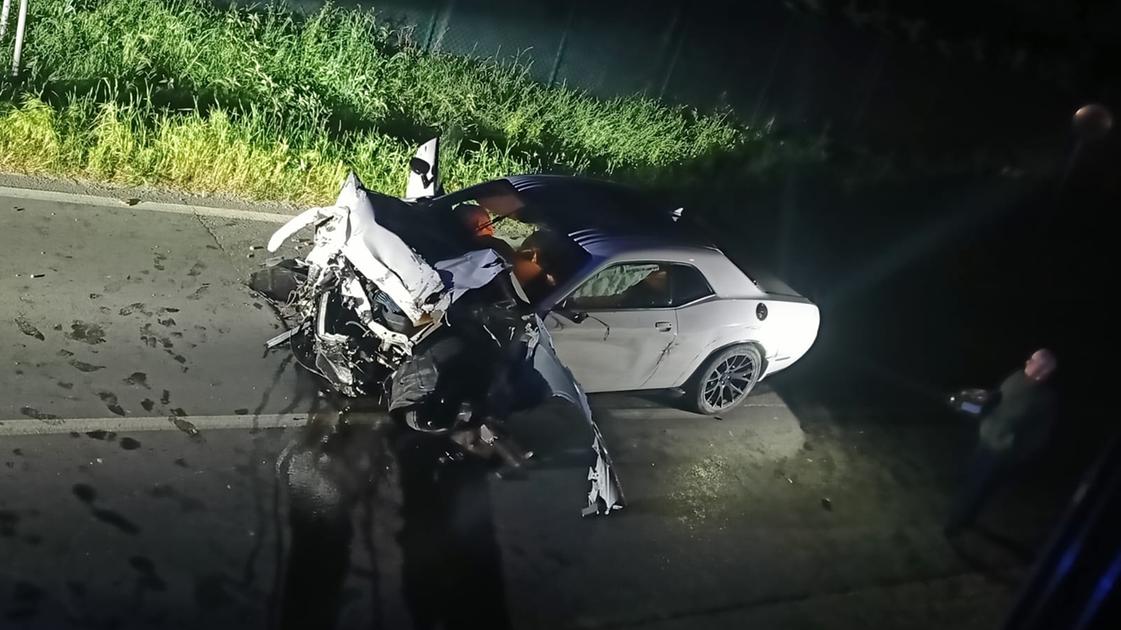 l auto sbanda e travolge tutto incidente nella notte paura per quattro ragazzi