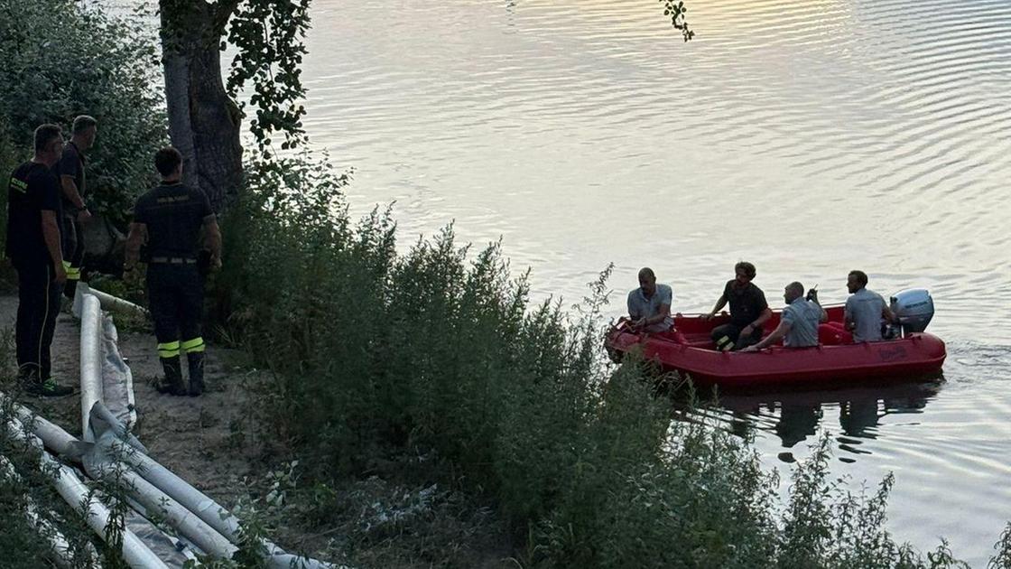 Idrocarburi in Arno. Diga ferma la macchia. È caccia al fiorentino che ha inquinato Idrocarburi in Arno. Diga ferma la macchia. È caccia al fiorentino che ha inquinato