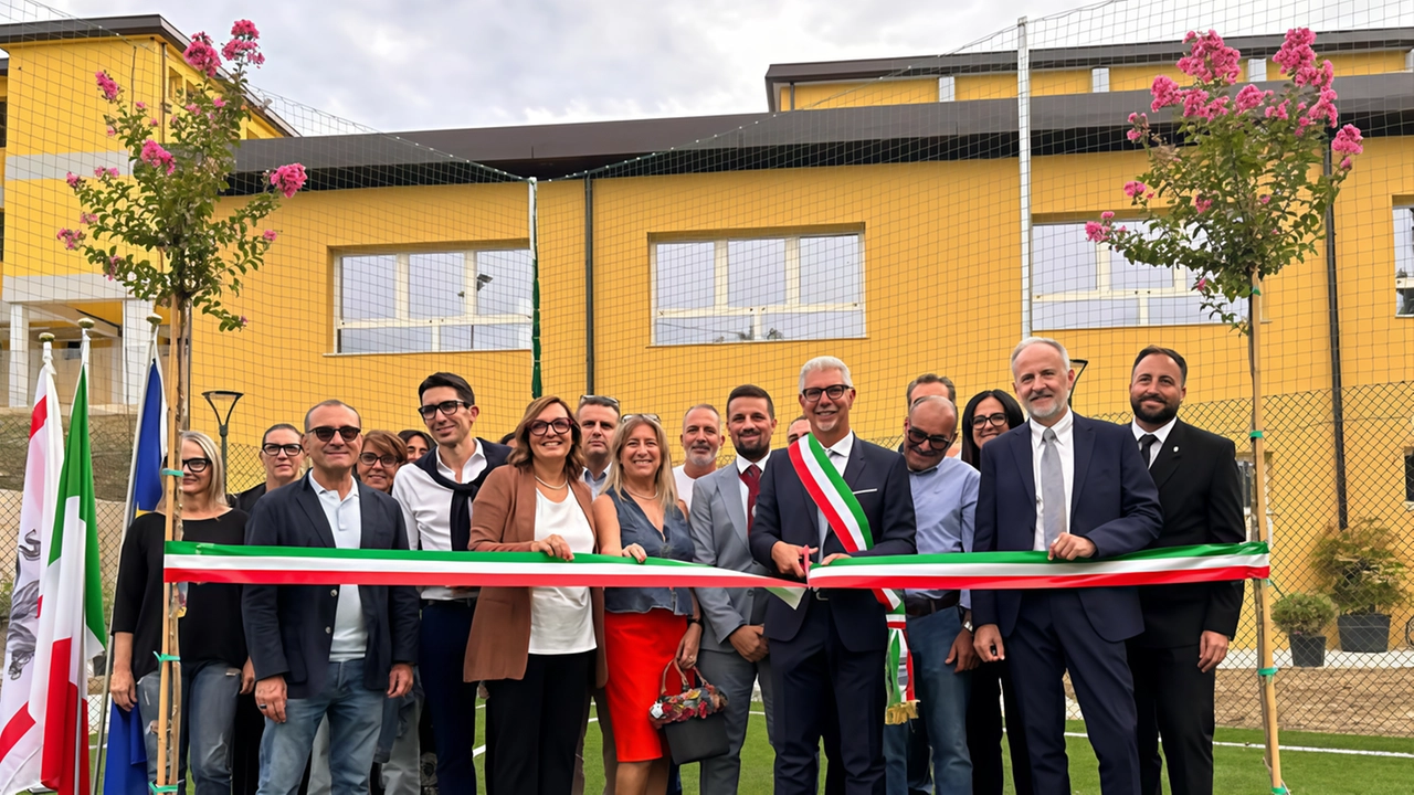 inaugurata ieri pomeriggio la nuova mensa con annessa area sportiva polifunzionale nell’istituto scolastico di Castelnuovo dei Sabbioni inaugurata ieri pomeriggio la nuova mensa con annessa area sportiva polifunzionale nell’istituto scolastico di Castelnuovo dei Sabbioni