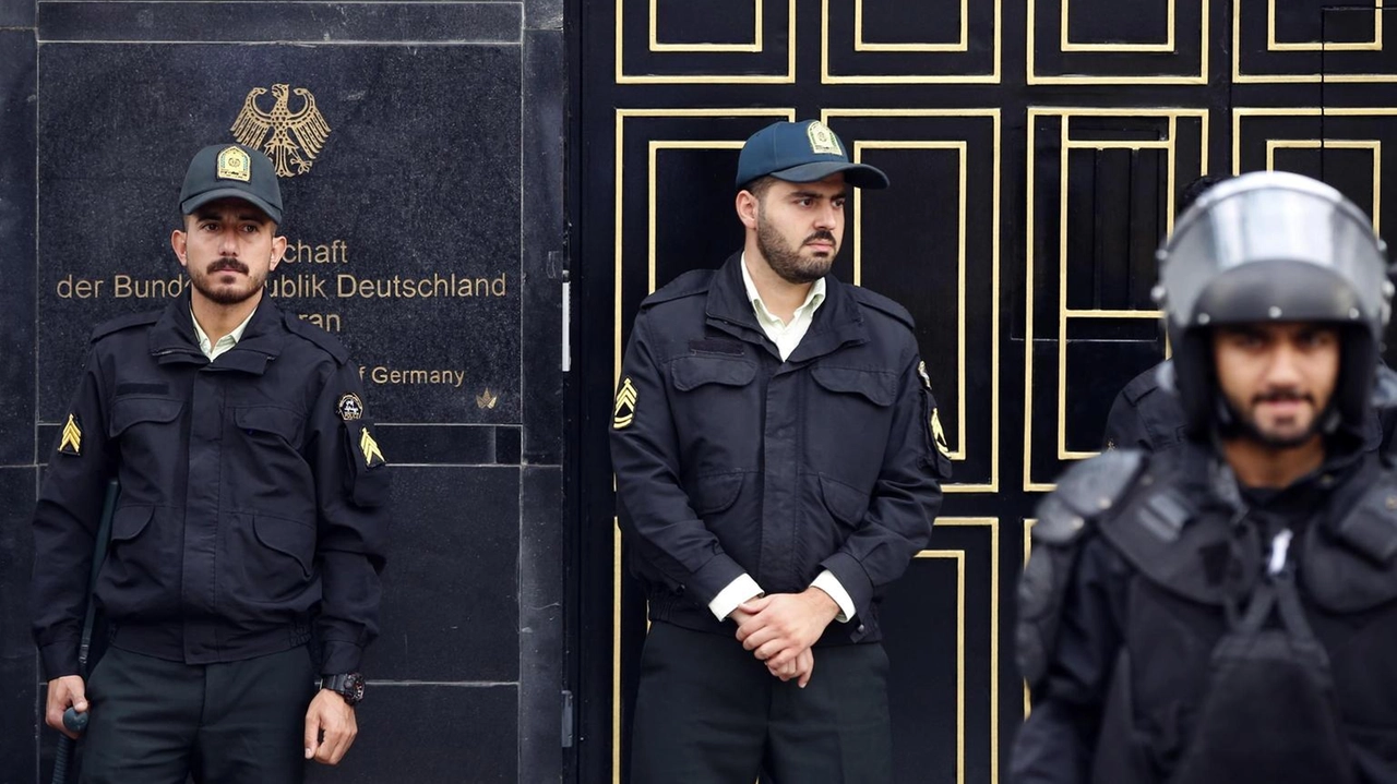 La polizia iraniana arresta agenti del Mossad e sequestra esplosivi e droni a Teheran.