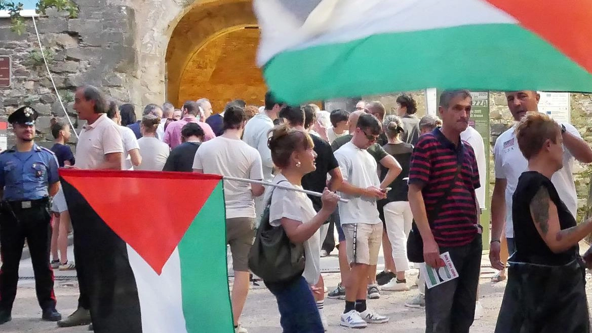 I manifestanti e attivisti Pro Palestina all’ingresso dell’evento in Fortezza I manifestanti e attivisti Pro Palestina all’ingresso dell’evento in Fortezza