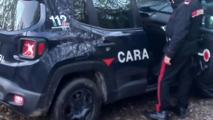 Nel fitto bosco intorno alla ‘Torraccia di Chiusi’ di San Gimignano i carabinieri hanno sorpreso un gruppo di spacciatori di origine tunisina. Un giovane di 24 anni è stato deferito in stato di libertà. Recuperata droga, denaro e altro materiale