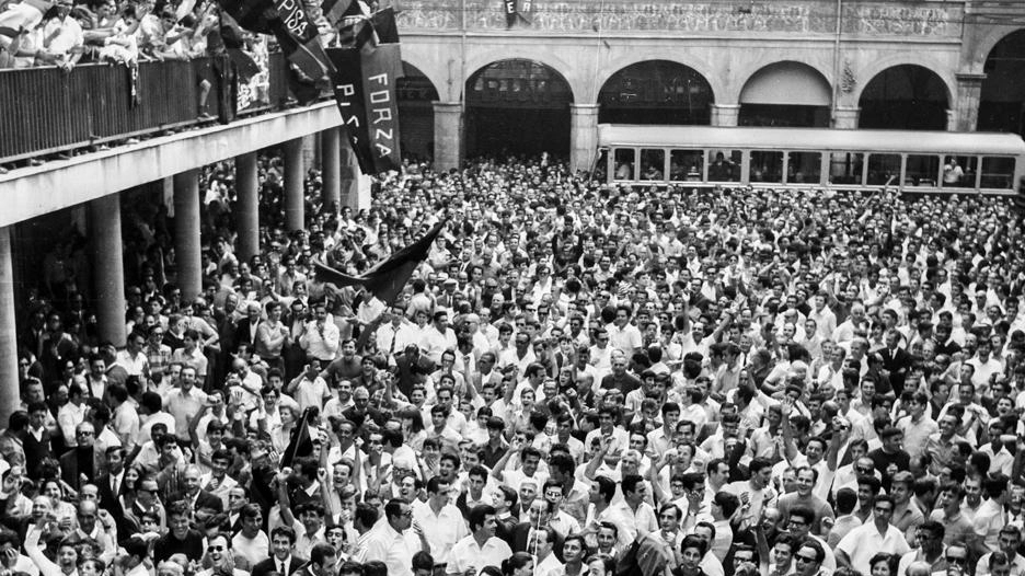 Il 21 giugno 1968 e l’appuntamento dei tifosi sotto La Nazione di Pisa Il 21 giugno 1968 e l’appuntamento dei tifosi sotto La Nazione di Pisa