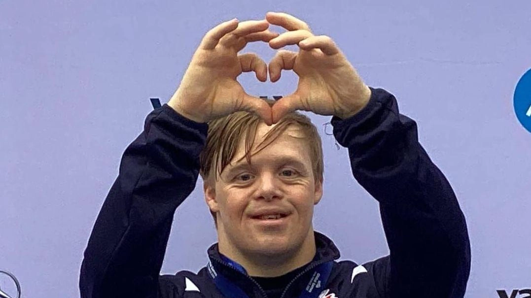 Alex Belig, il trentunenne nuotatore fiesolano della Rari Nantes Florentia ha vinto due ori, un argento e un bronzo ai campionati d’Oltralpe di paraswimming Alex Belig, il trentunenne nuotatore fiesolano della Rari Nantes Florentia ha vinto due ori, un argento e un bronzo ai campionati d’Oltralpe di paraswimming