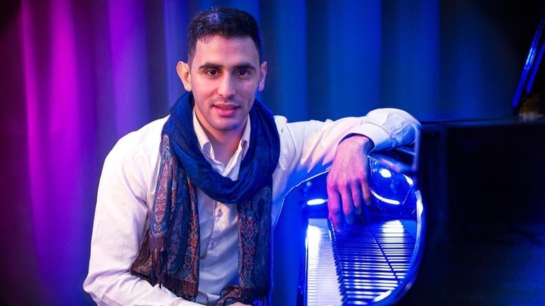 https://www.lanazione.it/image-service/view/acePublic/alias/contentid/ODU3NWY2M2UtNTk4Yi00/0/domenica-incontro-di-parole-e-musica-a-romena-il-pianista-siriano-ahmad.jpeg?f=16:9&w=1200&h=630