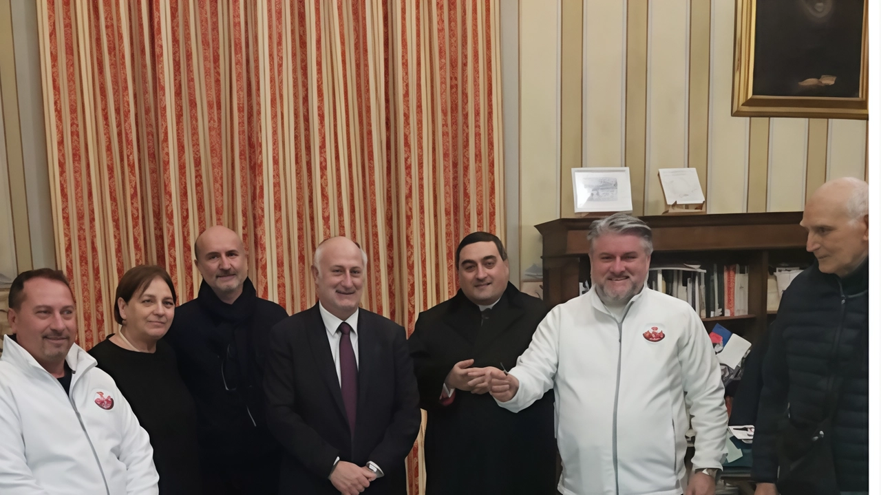 Il momento della consegna delle chiavi alla presenza di Gianni Lorenzetti, presidente della Provincia Un momento che segna la svolta per la storica chiesa Il momento della consegna delle chiavi alla presenza di Gianni Lorenzetti, presidente della Provincia Un momento che segna la svolta per la storica chiesa