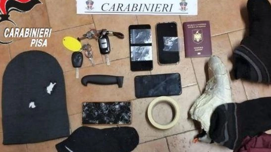 Durante un servizio di controllo, i militari hanno trovato un giovane travisato e armato. Il giubbotto ha fermato la lama, ma un altro operatore è rimasto ferito al ginocchio. . Durante un servizio di controllo, i militari hanno trovato un giovane travisato e armato. Il giubbotto ha fermato la lama, ma un altro operatore è rimasto ferito al ginocchio. .