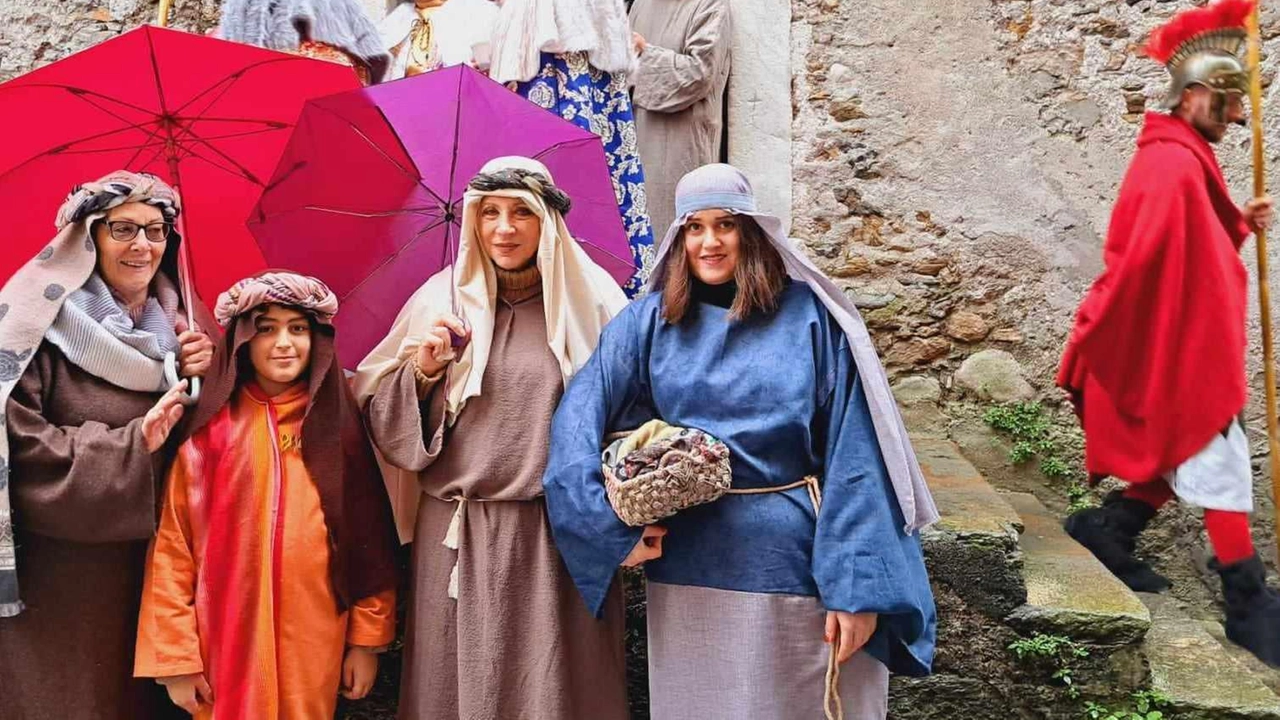 Da Forno con i mestieranti in cartapesta della Valle del Frigido fino Casette con oltre trenta personaggi in terracotta meccanizzati Da Forno con i mestieranti in cartapesta della Valle del Frigido fino Casette con oltre trenta personaggi in terracotta meccanizzati