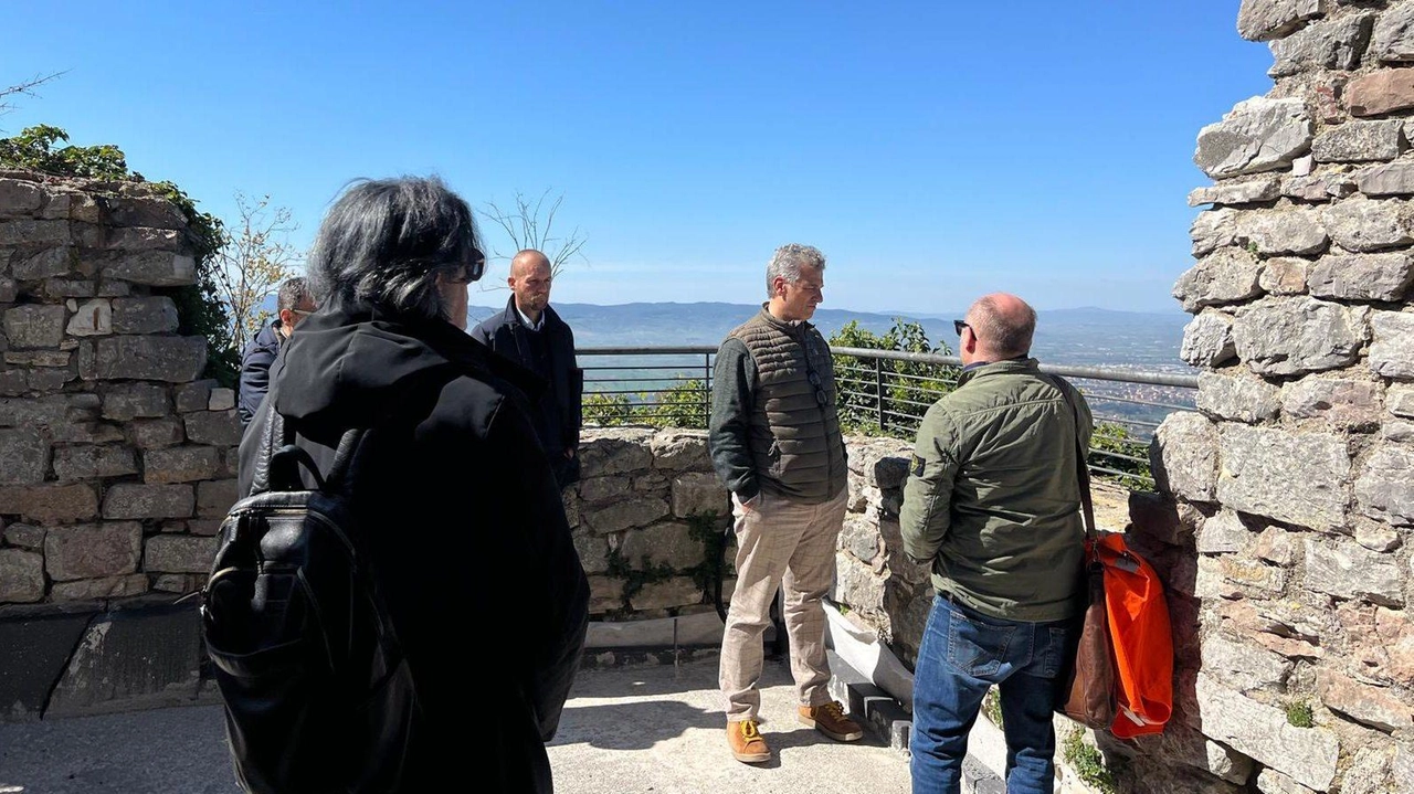 L’assessore Fabrizio Leggio durante il sopralluogo alla Rocca Minore di Assisi