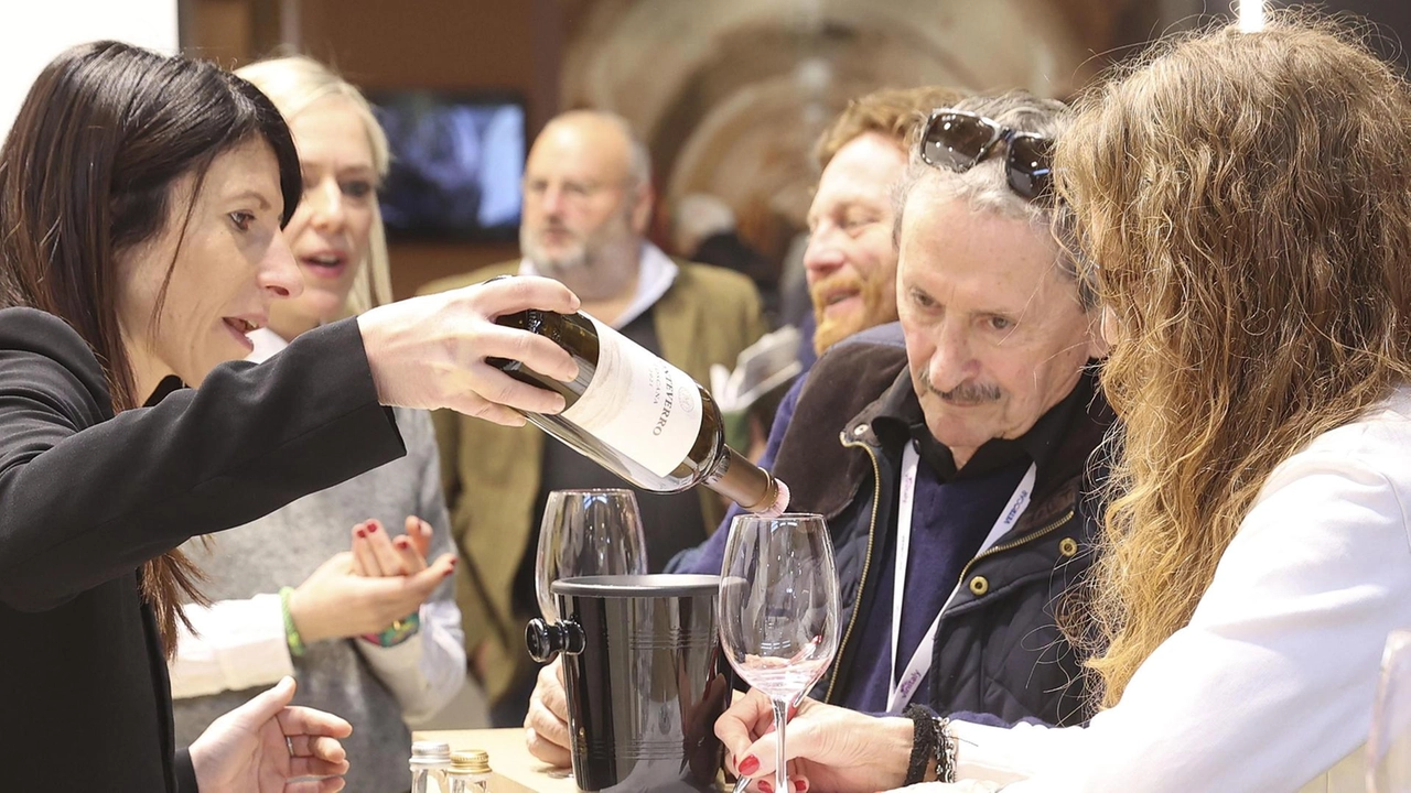 Una degustazione agli stand nel padiglione del Vinitaly che ospitava i produttori della Toscana Una degustazione agli stand nel padiglione del Vinitaly che ospitava i produttori della Toscana