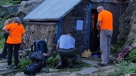 Struttura riparata, portati via i rifiuti degli escursionisti Struttura riparata, portati via i rifiuti degli escursionisti