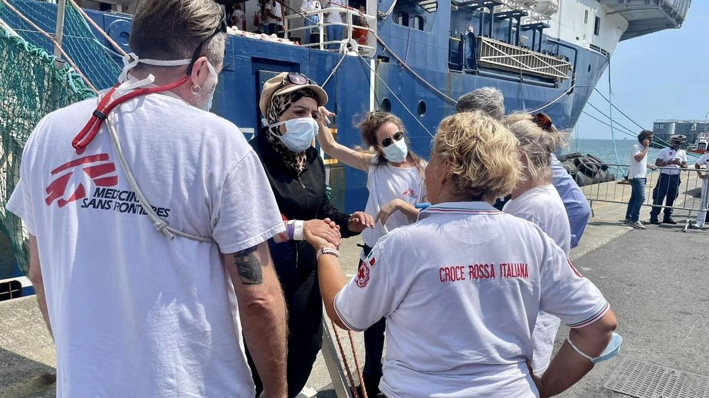 A La Spezia sbarcano 156 migranti soccorsi dalla Sea Watch 5, accolti da una task force di volontari e istituzioni per assistenza e accoglienza sanitaria. La Croce Rossa garantisce supporto logistico e servizi per il ripristino dei legami familiari. Organizzati presidi di accoglienza da varie associazioni. A La Spezia sbarcano 156 migranti soccorsi dalla Sea Watch 5, accolti da una task force di volontari e istituzioni per assistenza e accoglienza sanitaria. La Croce Rossa garantisce supporto logistico e servizi per il ripristino dei legami familiari. Organizzati presidi di accoglienza da varie associazioni.